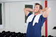 zufriedener mann im fitnessstudio