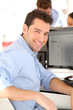 Jeune cadre dynamique au bureau