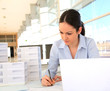 Jeune femme architecte travaillant sur plan Jeune femme architecte travaillant sur plan