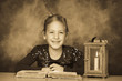 Foto: Kind mit Buch und Laterne in der Adventzeit Kind mit Buch und Laterne in der Adventzeit