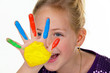 Kind malt mit Fingerfarben