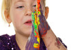 Foto: Kind malt mit Fingerfarben Kind malt mit Fingerfarben