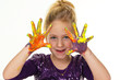 Kind malt mit Fingerfarben