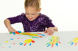 Foto: Kind malt mit Fingerfarben Kind malt mit Fingerfarben
