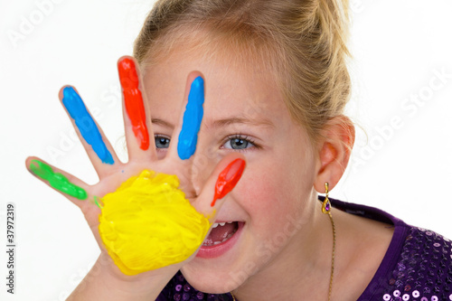 Photo: Kind malt mit Fingerfarben Kind malt mit Fingerfarben