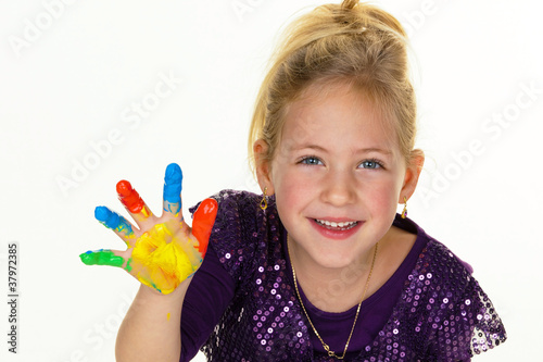 Photo: Kind malt mit Fingerfarben Kind malt mit Fingerfarben