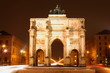 Siegestor München bei Nacht