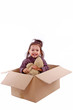 enfant dans carton de déménagement