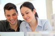 Jeune couple signant un contrat Jeune couple signant un contrat
