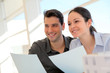 Jeune couple signant un contrat Jeune couple signant un contrat