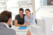 Couple discutant avec un agent immobilier