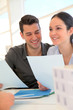 Jeune couple signant un contrat Jeune couple signant un contrat