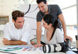 Réunion de travail en agence photographique