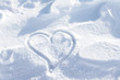Coeur dessiné dans la neige