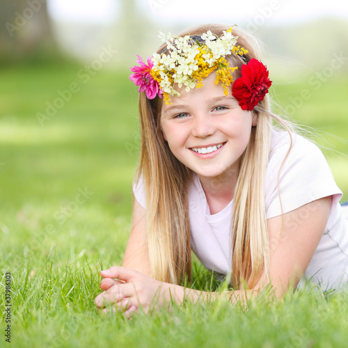 Foto: young girl with floral wreath outdoor smiling young girl with floral wreath outdoor smiling