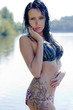 Junge Frau im Bikini mit Tattoo