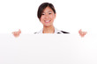 chinesische junge frau mit werbeschild