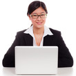 junge frau mit brille und laptop