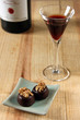 ein glas port mit zwei pralinen