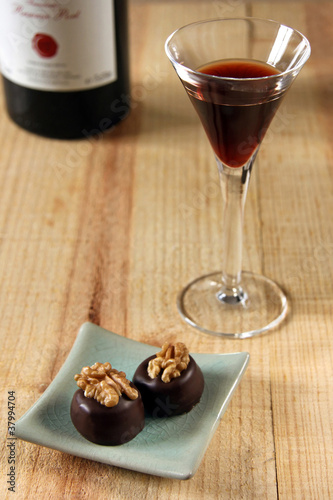 Photo: ein glas port mit zwei pralinen ein glas port mit zwei pralinen