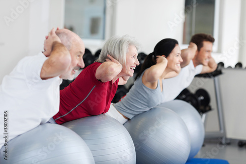 Foto: rückentraining im fitnessstudio rückentraining im fitnessstudio