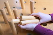 Zwei Hände mit Holzspiel