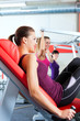 Frauen machen Krafttraining im Fitnessstudio