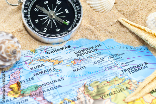 Photo: Karibik mit Sand, Seestern, Kompass und Muscheln Karibik mit Sand, Seestern, Kompass und Muscheln