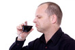 homme avec verre de mauvais vin rouge a la main oenologue homme avec verre de mauvais vin rouge a la main oenologue