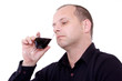 homme avec verre de vin rouge a la main oenologue homme avec verre de vin rouge a la main oenologue