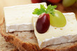 Krustenbrot mit Brie und Trauben