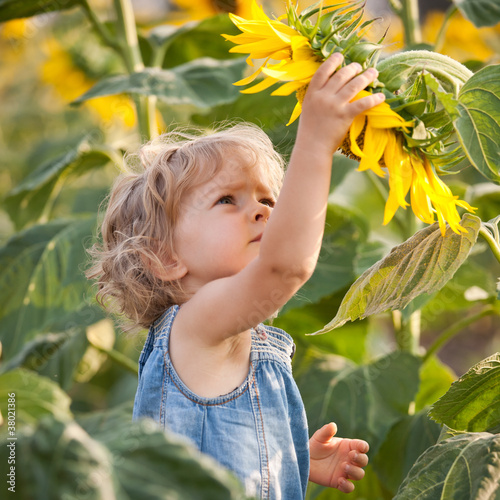 Foto: Beautiful child with sunflower Beautiful child with sunflower