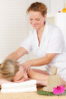 junge frau erhält eine sanfte rückenmassage