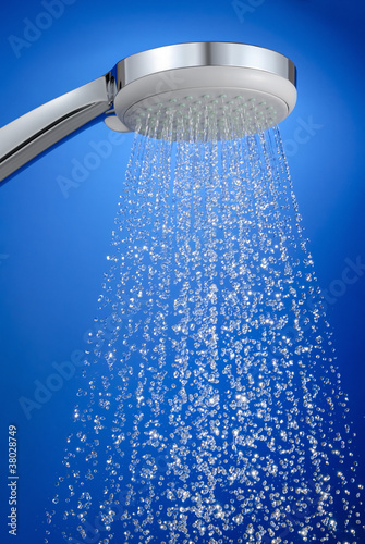 Photo: Herrlich frische Dusche, scharfe Tropfen auf blau Herrlich frische Dusche, scharfe Tropfen auf blau