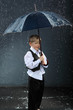 Foto: boy dressed in white shirt standing under umbrella in rain boy dressed in white shirt standing under umbrella in rain