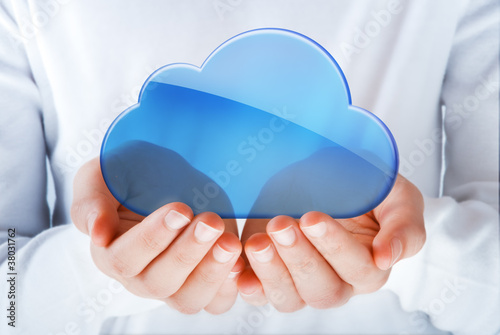 Foto: hands exhibiting the cloud computing symbol hands exhibiting the cloud computing symbol