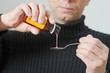 Photo: Mann mit Hustensaft Mann mit Hustensaft