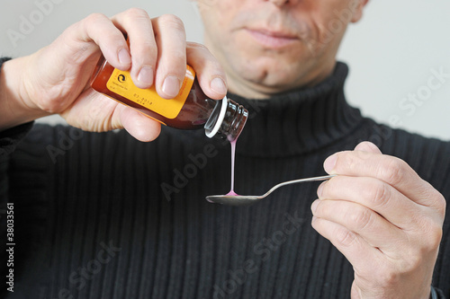 Photo: Mann mit Hustensaft Mann mit Hustensaft