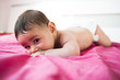 baby bett liegen schauen lächeln