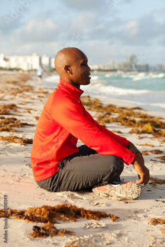 Foto: Handsome Man Meditating in Miami South Beach Handsome Man Meditating in Miami South Beach
