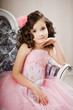 Photo en ligne au meilleur prix Child on a chair in a nice dress