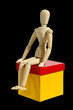Gliederpuppe mit Geschenk bzw. Kiste