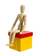 Gliederpuppe mit Geschenk bzw. Kiste