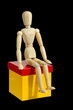 Gliederpuppe mit Geschenk bzw. Kiste
