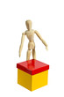Gliederpuppe mit Geschenk bzw. Kiste