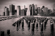 Foto: Skyline von Manhattan mit Holzpfählen im Wasser, schwarzweiss Skyline von Manhattan mit Holzpfählen im Wasser, schwarzweiss