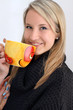 ragazza beve da scodella