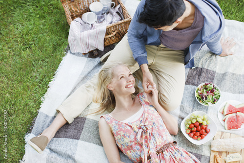 Foto: Young couple enjoying picnic Young couple enjoying picnic