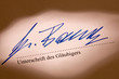 Gläubiger unterzeichnet eine Schuldverschreibung