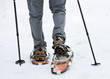 Senior beim Schnee Schuh Wandern im Winter